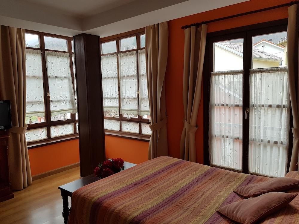Hotel Rural La Plaza Caso Bagian luar foto