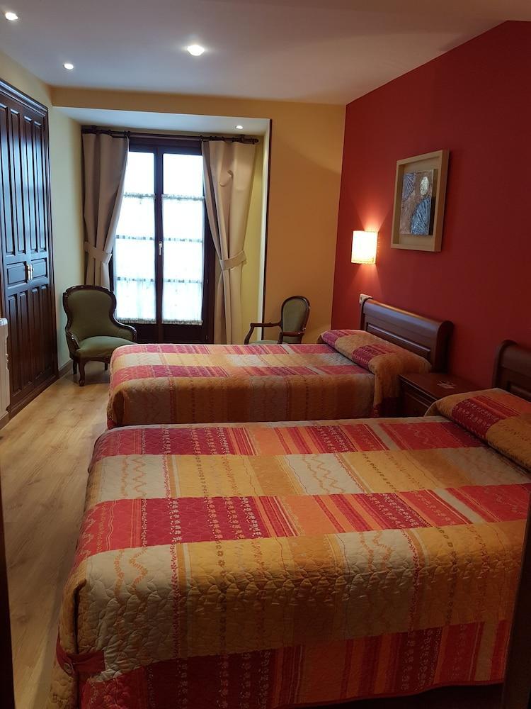 Hotel Rural La Plaza Caso Bagian luar foto