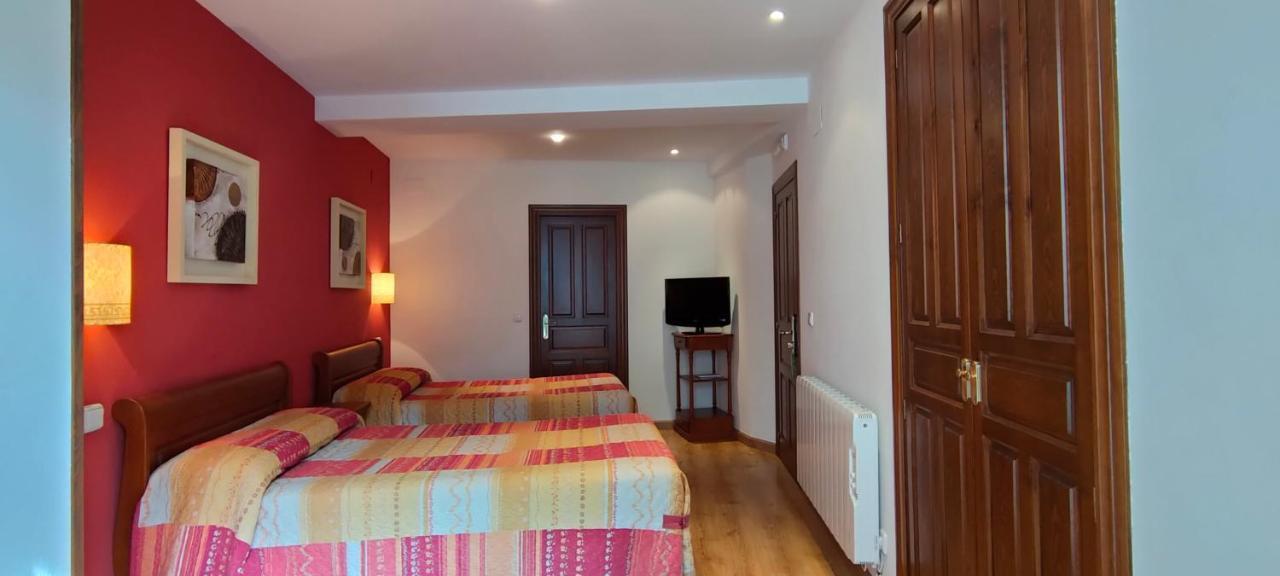 Hotel Rural La Plaza Caso Bagian luar foto