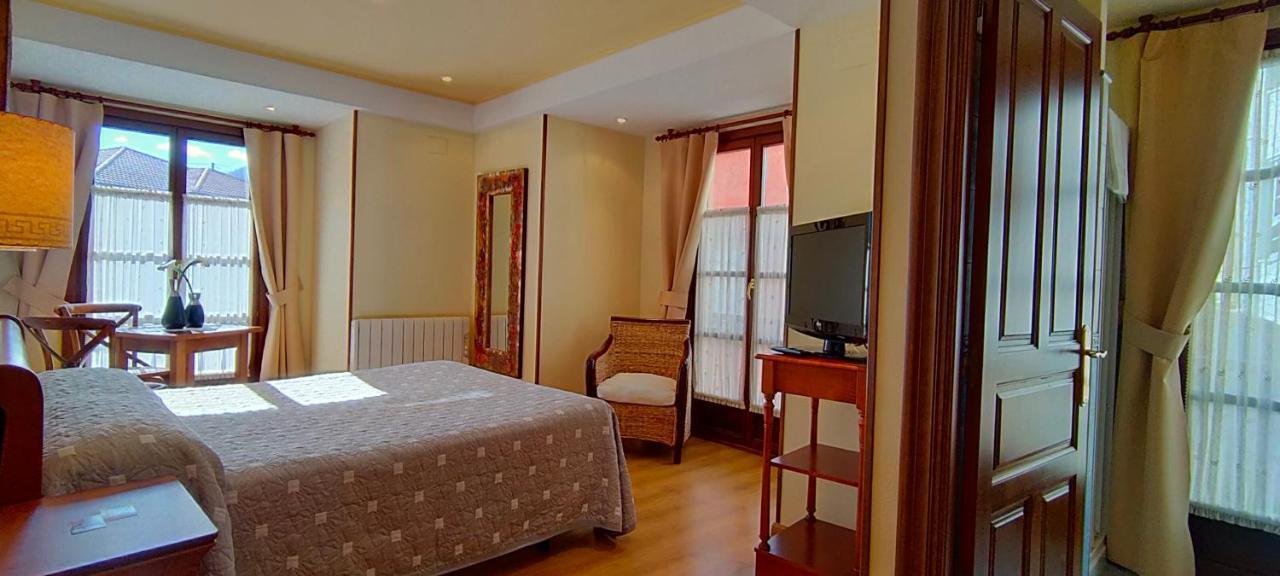 Hotel Rural La Plaza Caso Bagian luar foto