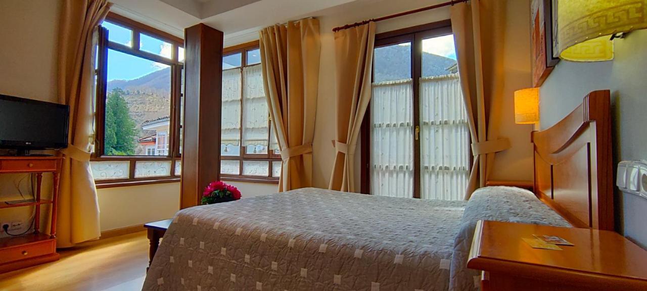 Hotel Rural La Plaza Caso Bagian luar foto
